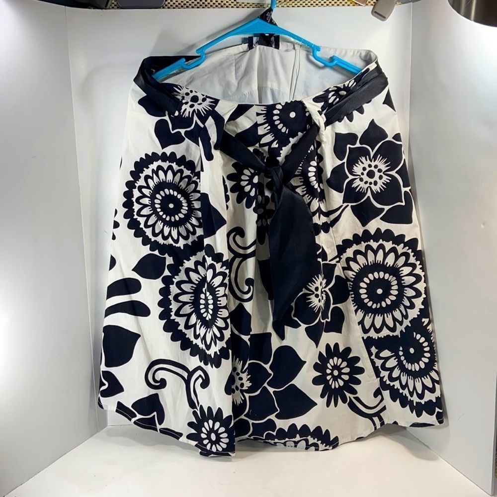 I.N.Studio black & white big floral women's Sz 10 petite short flare  skirt